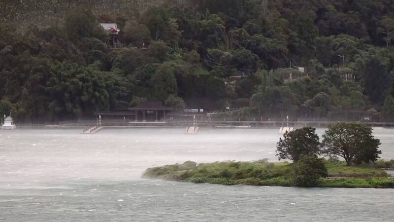 小犬颱風來襲，日月潭颳出8級強陣風，潭區還捲出陣陣白浪、水霧，威力可見一斑。（民眾提供）