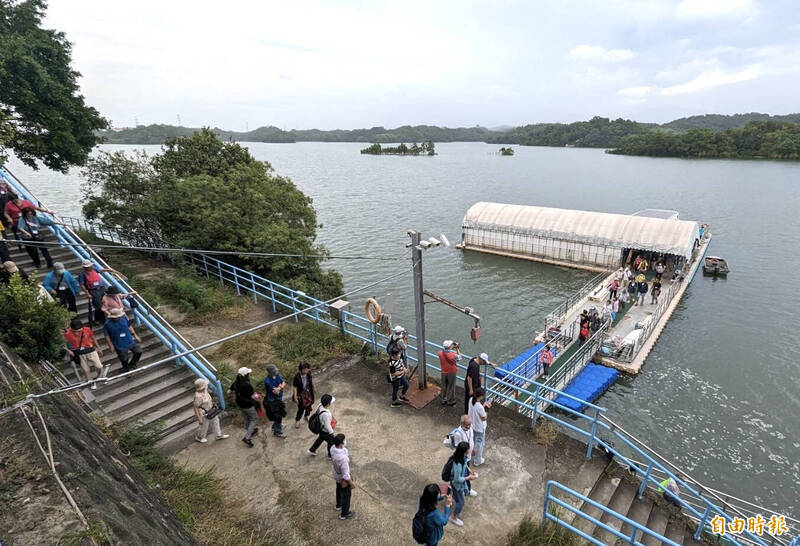 台北團客今到烏山頭水庫風景區遊玩，雖是颱風天但沒風雨，遊客搭船遊水庫直喊「賺到了」。（記者楊金城攝）