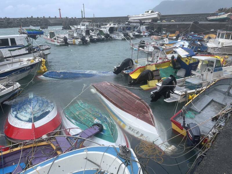 蘭嶼開元港水面遍布翻船，水底還有看不到的沉船。（記者黃明堂翻攝）