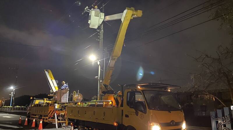 台電持續搶修海線停線戶。（台電提供）