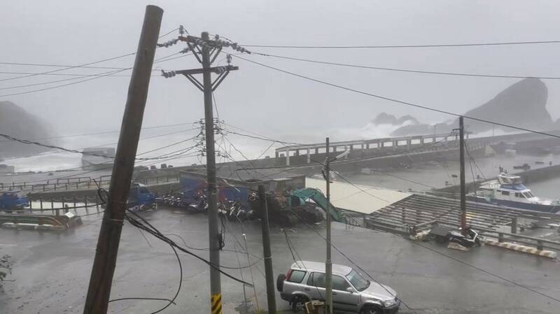 小犬颱風過境，蘭嶼開元港區今晨依舊風強雨驟。（記者陳賢義翻攝）