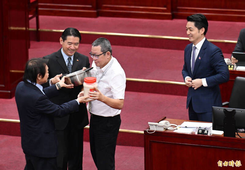 台北市長蔣萬安至議會進行施政報告及質詢，市議員王世堅送給鍋子跟米給蔣市長。（記者田裕華攝）