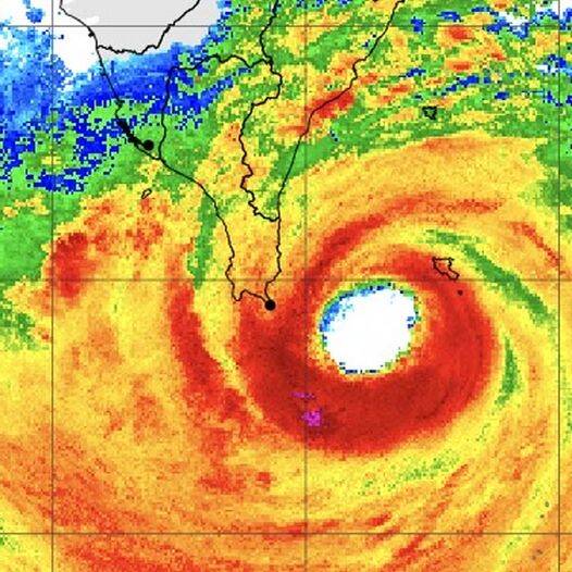 前氣象局長鄭明典PO出今天凌晨的雷達回波圖，指小犬颱風正小心翼翼地繞過台灣本島。（圖取自鄭明典臉書）