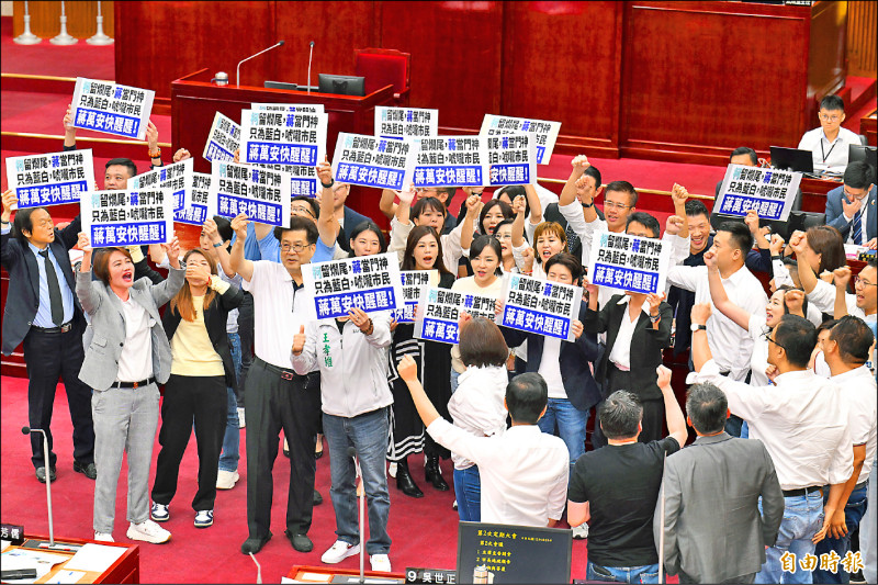 台北市長蔣萬安昨赴議會施政報告，民進黨議員手舉「蔣萬安快醒醒」牌子喊口號，要求追究前市長柯文哲責任。（記者田裕華攝）