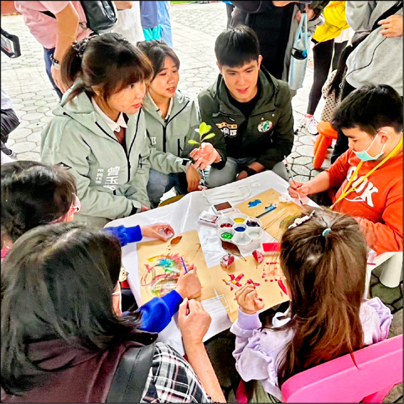 竹縣議員歐陽霆(後右一)關心學童課後照顧問題,聯合其他議員發起連署,爭取增設身心障礙專班。(歐陽霆提供)