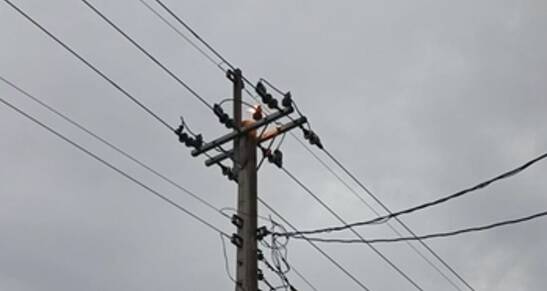 「有風無雨」狀態導致鹽塵害飛揚惡化，引起電力設備開關故障，電桿上礙子及被覆罩產生火花。（記者林宜樟翻攝）