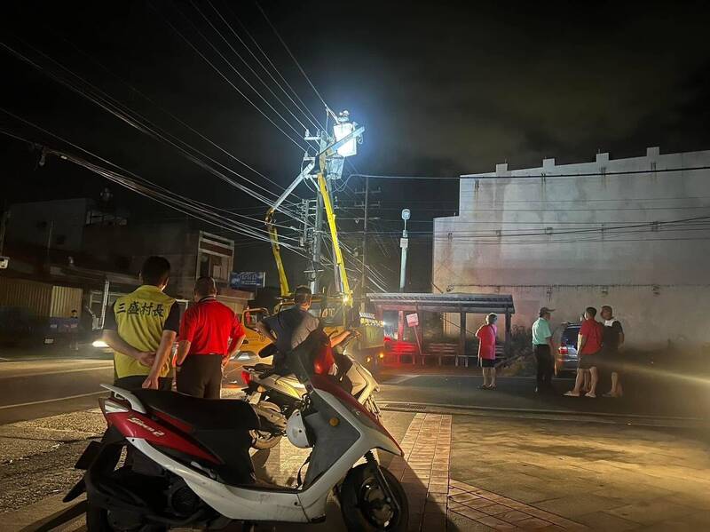 麥寮鄉仍有多處電力未修復，台電工程人員到今天凌晨仍在搶修中。（麥寮鄉代吳宗典提供）