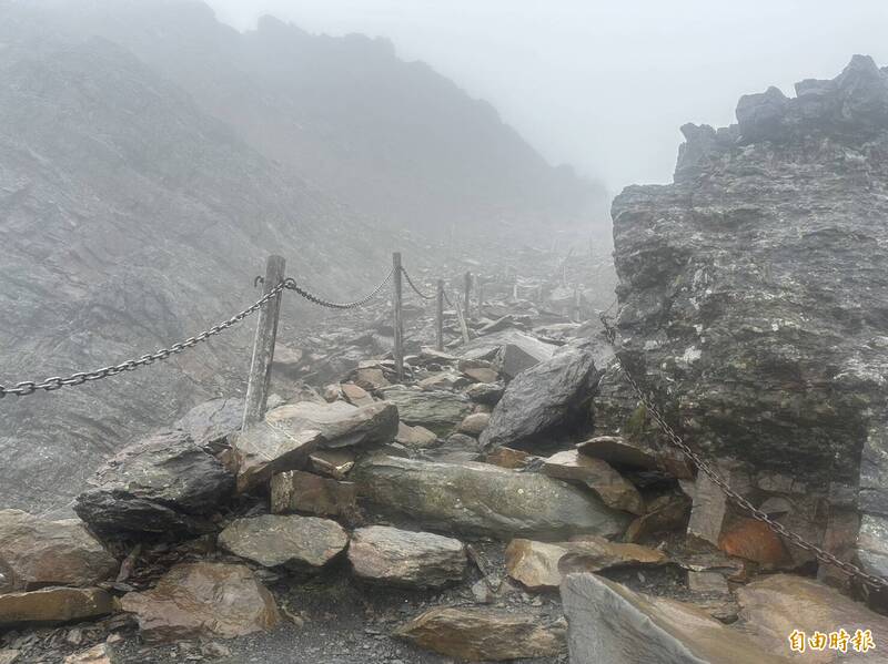 小犬颱風過境「大風吹」，玉山主峰線出現崩坍，派員搶修排除障礙，7日恢復主群峰線登山活動。（玉山國家公園管理處提供）