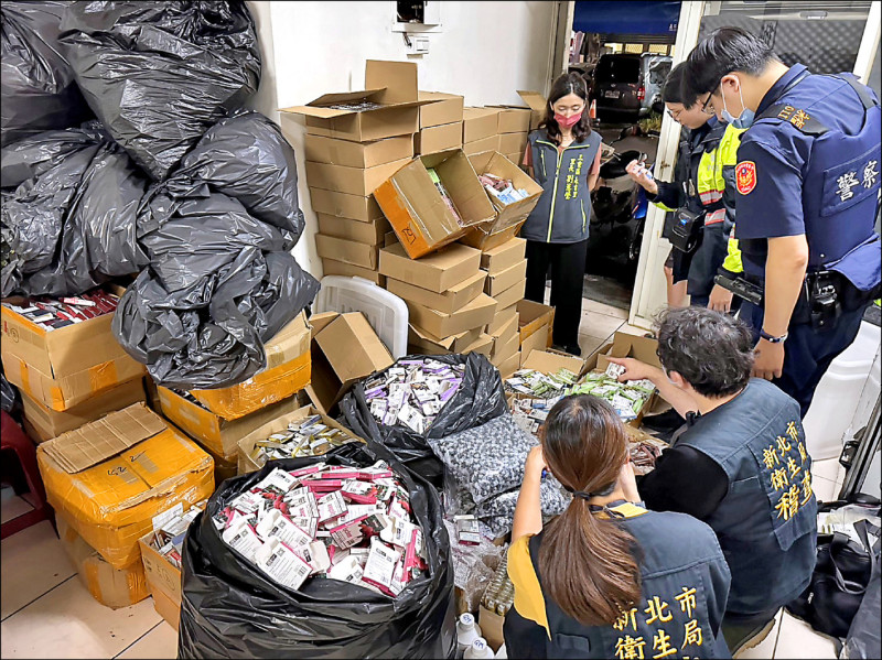 現場查獲大批煙彈、煙油原料及組合元件，價值近千萬元。（新北市衛生局提供）