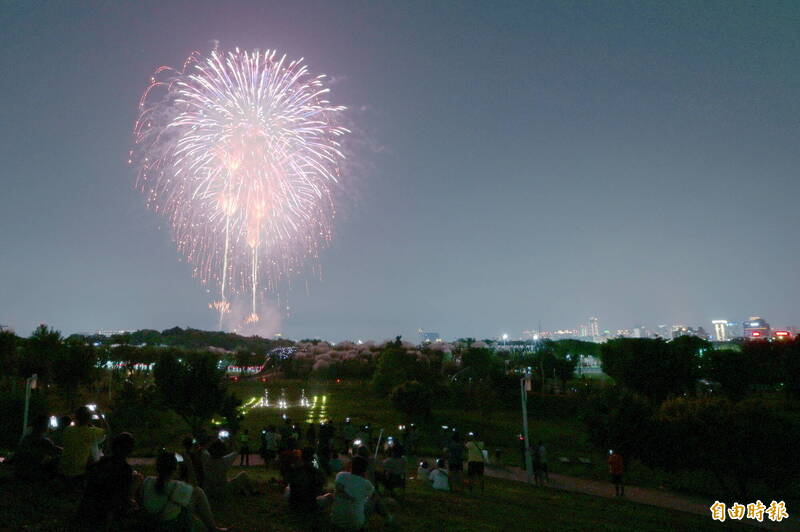 國慶焰火在台中，10月10日當晚在中央公園施放36分鐘。圖為試放畫面。（資料照）