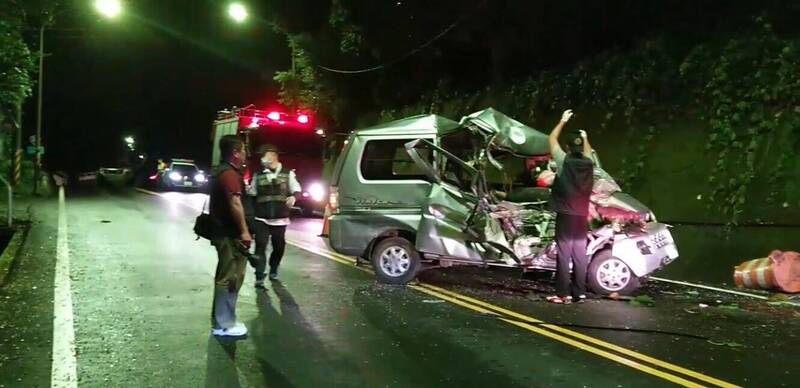 六龜深夜傳小客貨車撞山壁，1人拋飛、1人卡車頭釀2死慘案。（民眾提供）