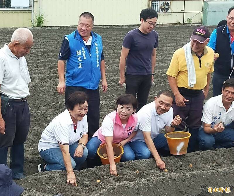 侯友宜（前排右2）在后里下田種馬鈴薯。（記者張軒哲攝）