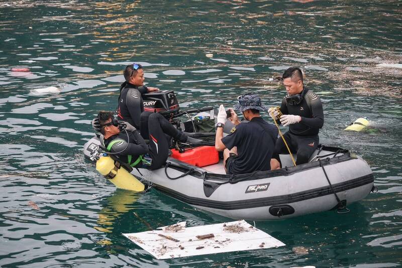 海軍水下作業大隊潛水員執行覆艇、水面障礙清除與拖帶作業。（海軍司令部提供）