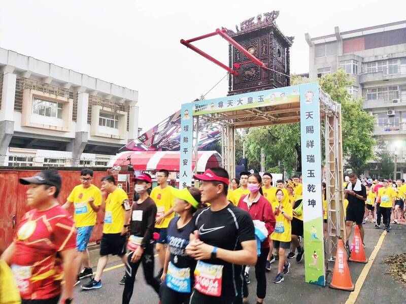 朴子天公盃路跑賽，罕見將天公神轎安放在「玉皇大天尊」路跑門架上方。（黃祟恆攝影，林博文提供）