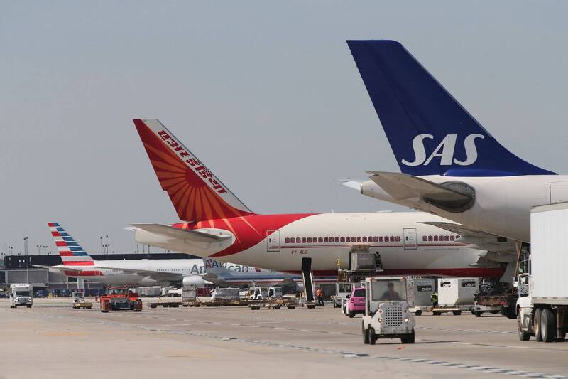 美國威斯康辛航空客機在滑行起飛時，擦撞到美國航空員工接駁車。芝加哥歐海爾國際機場示意圖。（法新社）