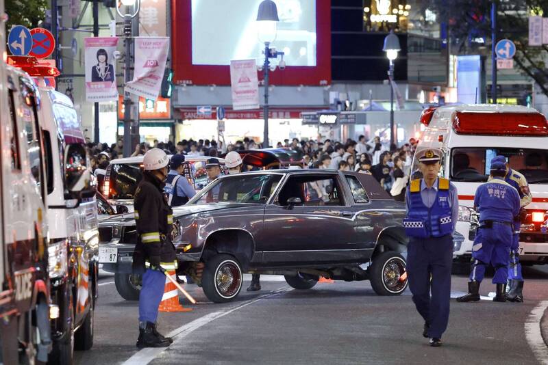 東京澀谷車站前有汽車突然衝向人群，導致7人受傷。（路透）