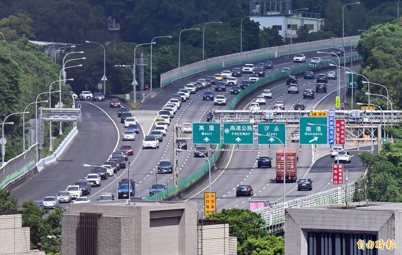 高速公路局預估，今天清晨國道就會開始出現車潮、直到下午。（資料照）