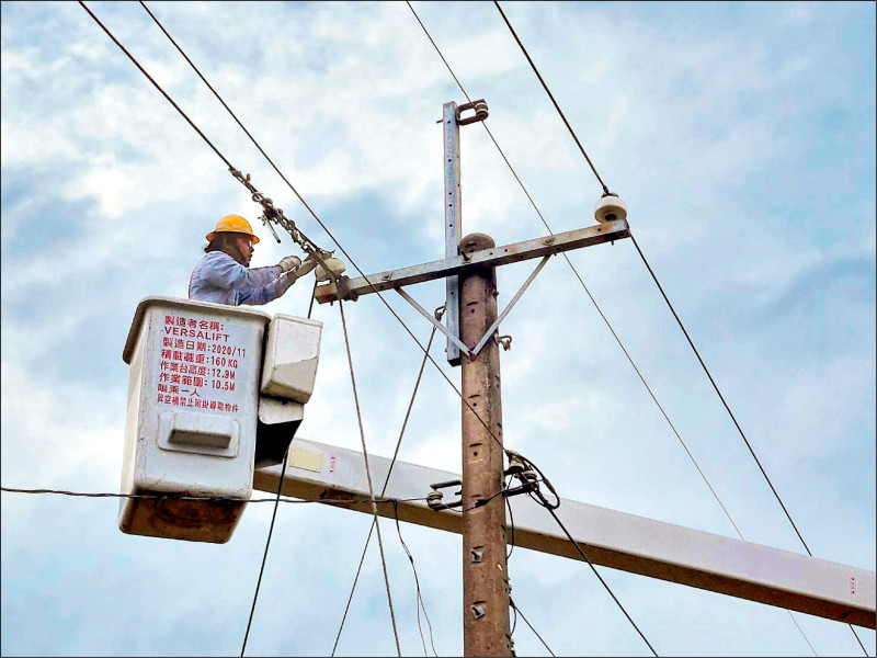 台電嘉義區營業處昨天持續增派人力搶修，力拚全面復電。（台電嘉義區營業處提供）