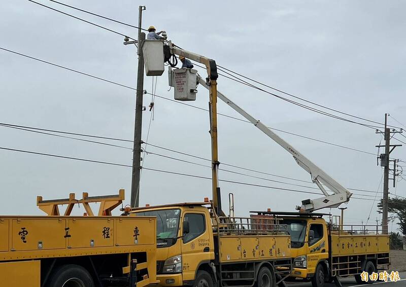 小犬颱風造成雲林成停電重災區，台電工程人員連日來忙於搶修工作。（記者黃淑莉攝）