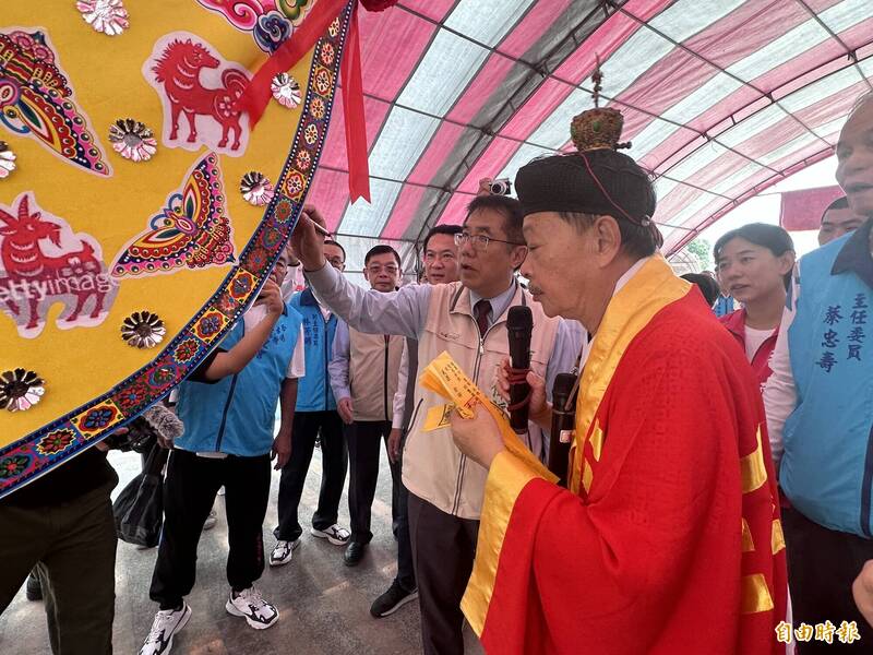 台南市長黃偉哲為祭拜龜靈公的仙舟開光點眼。（記者王俊忠攝）