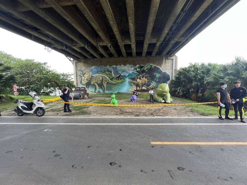 陳婦女婿發現岳母陳屍在中和恐龍公園，隨即通報警方前來。（記者陸運鋒翻攝）