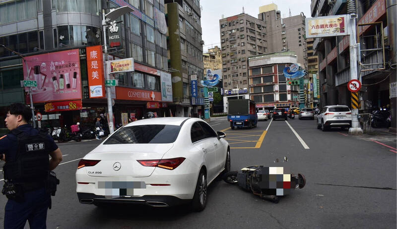 男騎士閃橫向出現的阿北摔車擦撞鄰車賓士，阿北未留現場涉肇逃警方追查。（民眾提供）