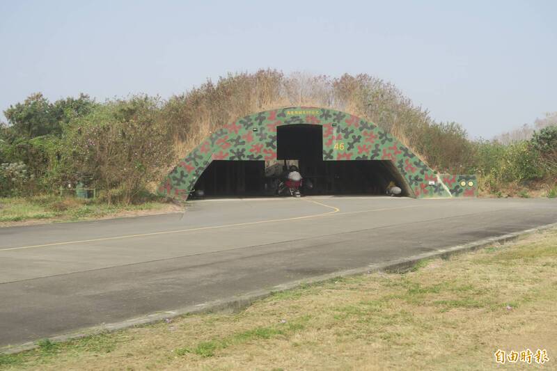 前空軍副司令張延廷受訪表示，舊式機庫上方都以土方、草皮遮掩，但草皮的根經常侵入鋼筋混凝土的機庫結構中，造成龜裂、漏水現象，漏水也在機庫內形成「鐘乳石」現象，甚至會滴到戰機的機翼上，因此新建抗炸機庫有其必要。（資料照；記者吳書緯攝）