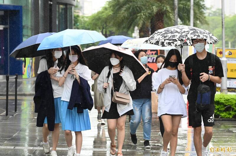 今、明兩天台灣附近水氣多、偶有局部短暫雨，大氣不穩定，常有較大雨勢。（資料照）