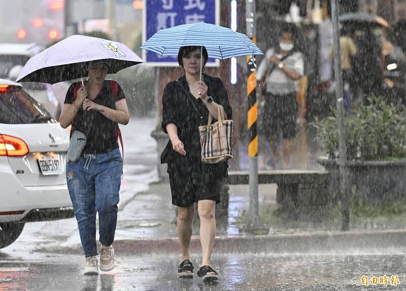 明（9）日北部及東半部地區降雨機率仍高，中南部午後留意局部短暫雷陣雨。（資料照）