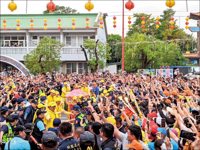 「粉紅超跑」白沙屯拱天宮媽祖鑾轎昨抵達新港鄉，數以萬計信眾簇擁恭迎。（記者王善嬿攝）