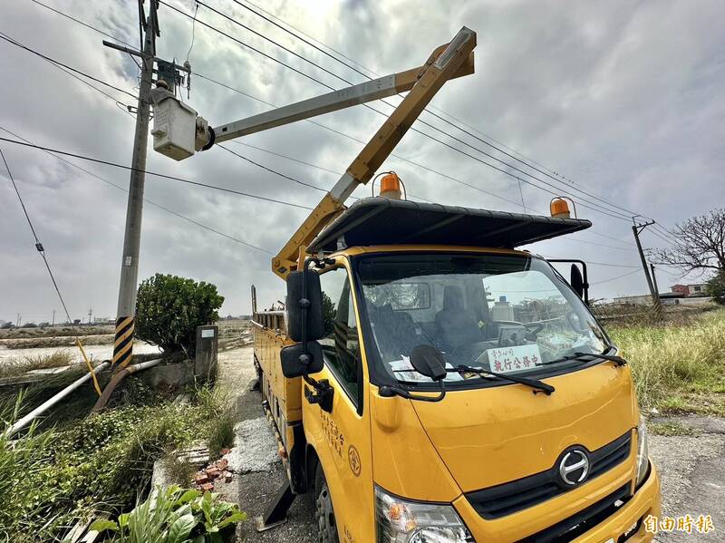 經台電工程人員日夜搶修，終在今天中午12點前全部復電。（記者蔡宗勳攝）