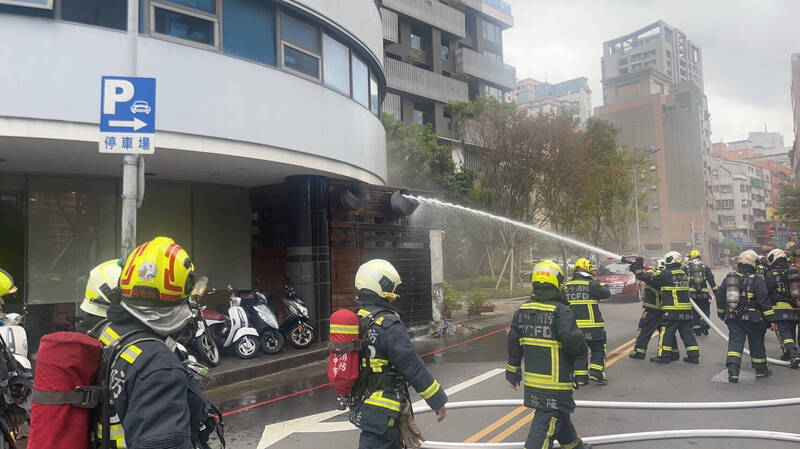 台中市北區知名茶餐廳突傳火警，消防人員到場灌救。（民眾提供）