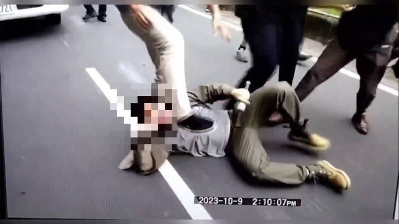員警縮腳。(記者王冠仁翻攝) 員警縮腳。(記者王冠仁翻攝)