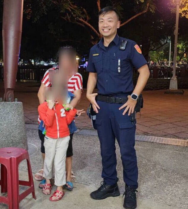 台中第四分局警員李佳融有張神似藝人「鄭中基」的臉孔，二寶媽找合照留念。（警方提供）