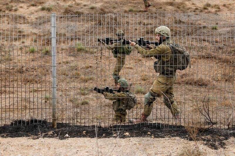 以色列在48小时内，征召30万名后备军人。图为以军9日在南部城市史德洛特（Sderot）执行扫荡任务。（路透）(photo:LTN)
