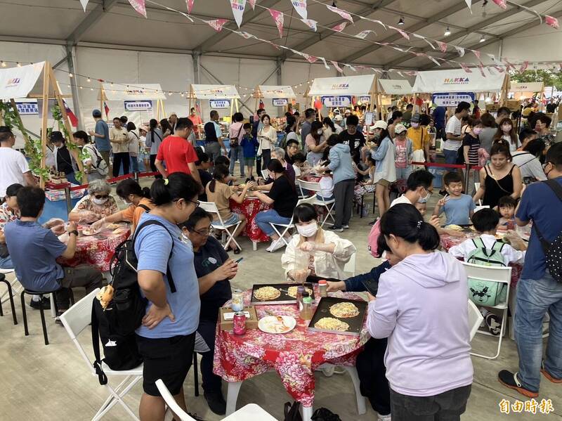 世客博「桃客饗樂」配置可容納200人的共食區桌椅，讓民眾可以在品味美食的同時，能有舒適的用餐環境。（記者李容萍攝）