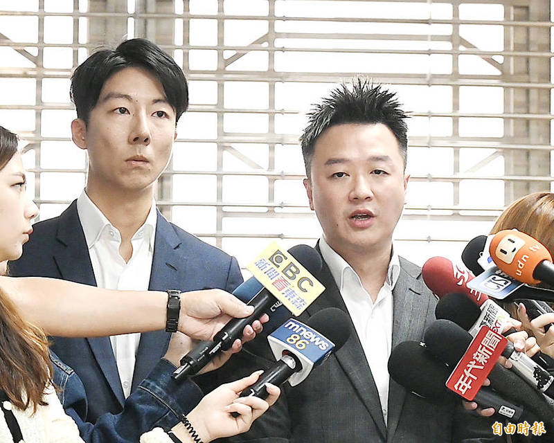 Democratic Progressive Party legislative candidate Justin Wu, left, and political commentator Lee Zheng-hao, right, speak to reporters in Taipei yesterday.
Photo: Tu Chien-jung, Taipei Times