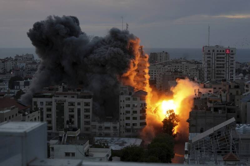 以色列对加萨走廊发动空袭后，巴勒斯坦的公寓大楼发生爆炸、升起火球和浓烟。（美联社）(photo:LTN)