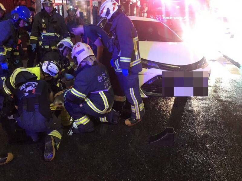 消防隊員與員警合力將紀婦救出送醫。(記者吳昇儒翻攝) 消防隊員與員警合力將紀婦救出送醫。(記者吳昇儒翻攝)