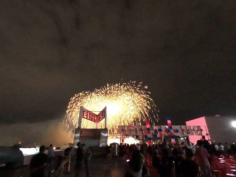 大家一起觀賞國慶焰火，氣氛歡樂。（業者提供）