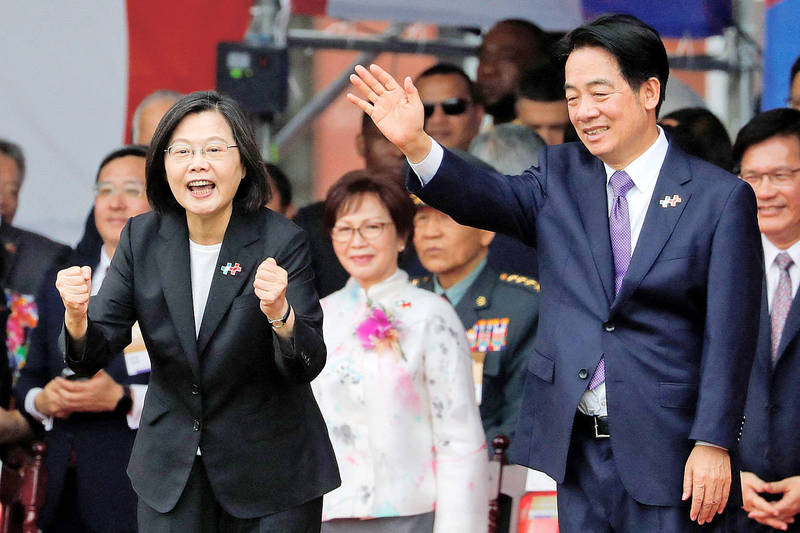 President Tsai Ing-wen, front left, gestures next to Vice President William Lai, front right, during the Double Ten National Day celebrations in Taipei yesterday.
Photo: Carlos Garcia Rawlins, Reuters