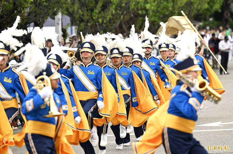 The University of California, Los Angeles’ Bruin Marching Band perform during the Double Ten National Day ceremony in Taipei yesterday.
Photo: Peter Lo, Taipei Times
