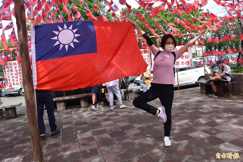 10月10日為國慶日,國旗屋自辦國慶升旗典禮,民眾熱情參與。(記者李容萍攝) 10月10日為國慶日,國旗屋自辦國慶升旗典禮,民眾熱情參與。(記者李容萍攝)