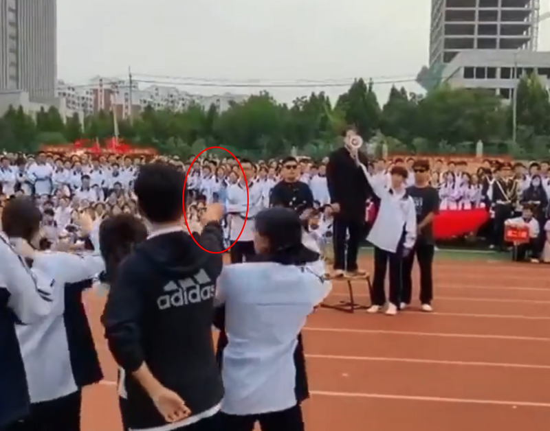 山东一所中学近日举办运动会，出现安倍晋三被刺杀的表演桥段。（图翻摄自X平台）(photo:LTN)