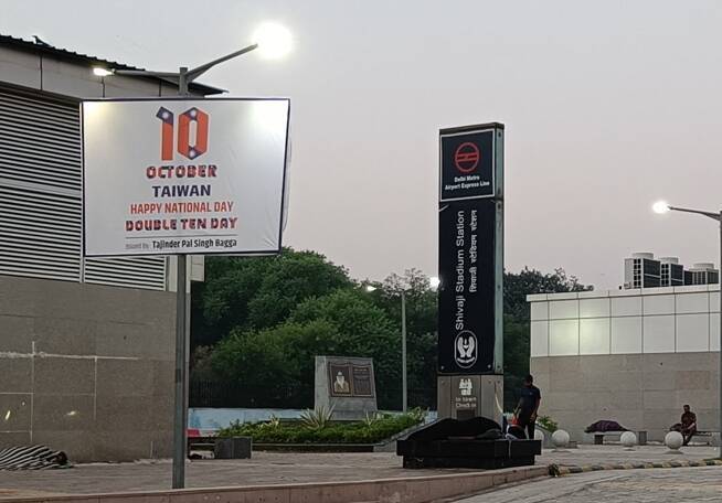 印度執政黨「人民黨」青年部祕書長巴加10日到中國駐印度大使館簽證中心外掛上台灣國慶海報，祝賀我國生日。（擷取自巴加「X」社交平台）