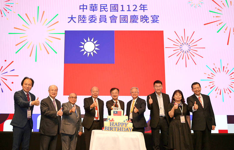 The minister of Mainland Affairs Council Chiu Tai-san, center, poses with members of Hong Kong and Macao delegations in a grand dinner party hosted by the council to celebrate 2023 Double-Tenth National Day on Monday night in Taipei.
Photo courtesy of MAC
