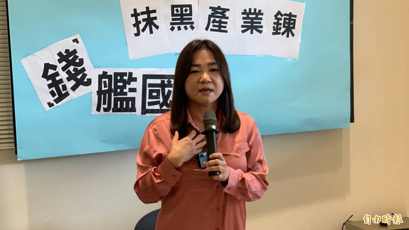 立委馬文君9日在草屯開記者會，牆上貼的主題「抹黑產業鍊」，被王義川調侃中文不好，產業「鏈」才是正確。（資料照）