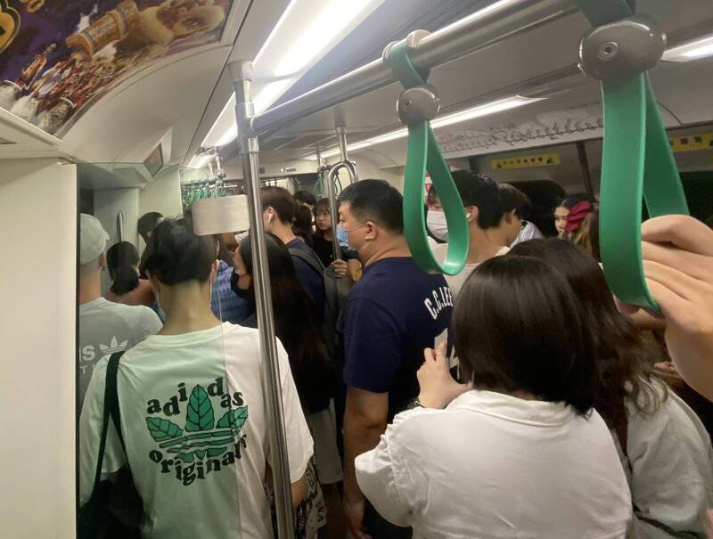 國慶連假期間，高捷列車常客滿。（翻攝自好過日）