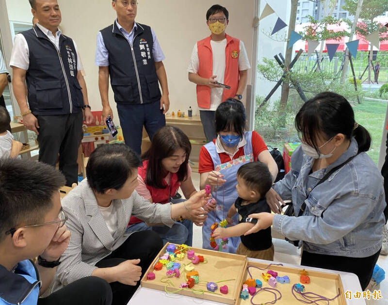 台中市長盧秀燕（前排左2）主持烏日首座親子館暨公托啟用儀式。（記者黃旭磊攝）