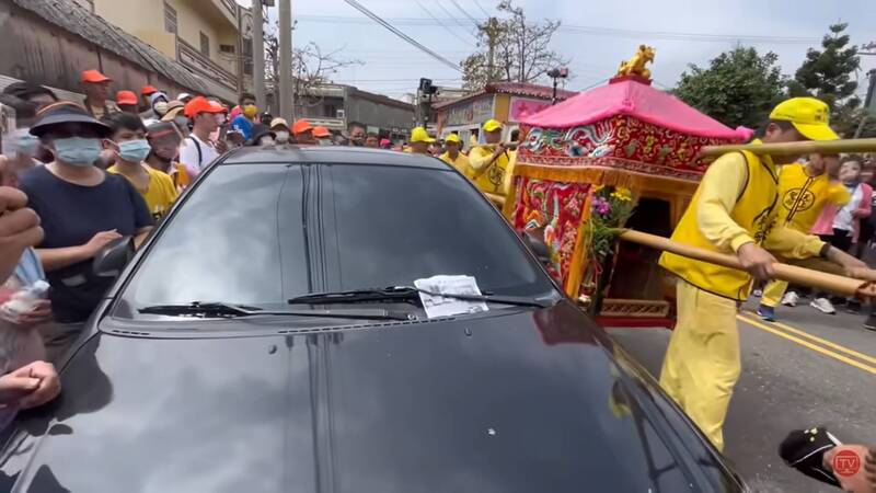 靈驗，白沙屯媽祖路過轎車旁停下，原來是轎車快壞了。（圖由駱調彬提供）